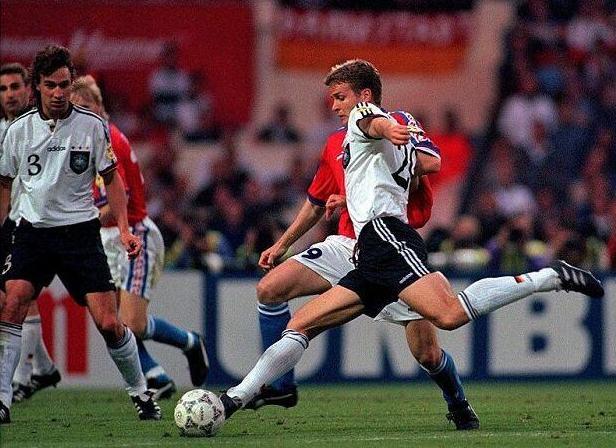 足球后卫与前锋的战术,中后卫如何防守前锋背身