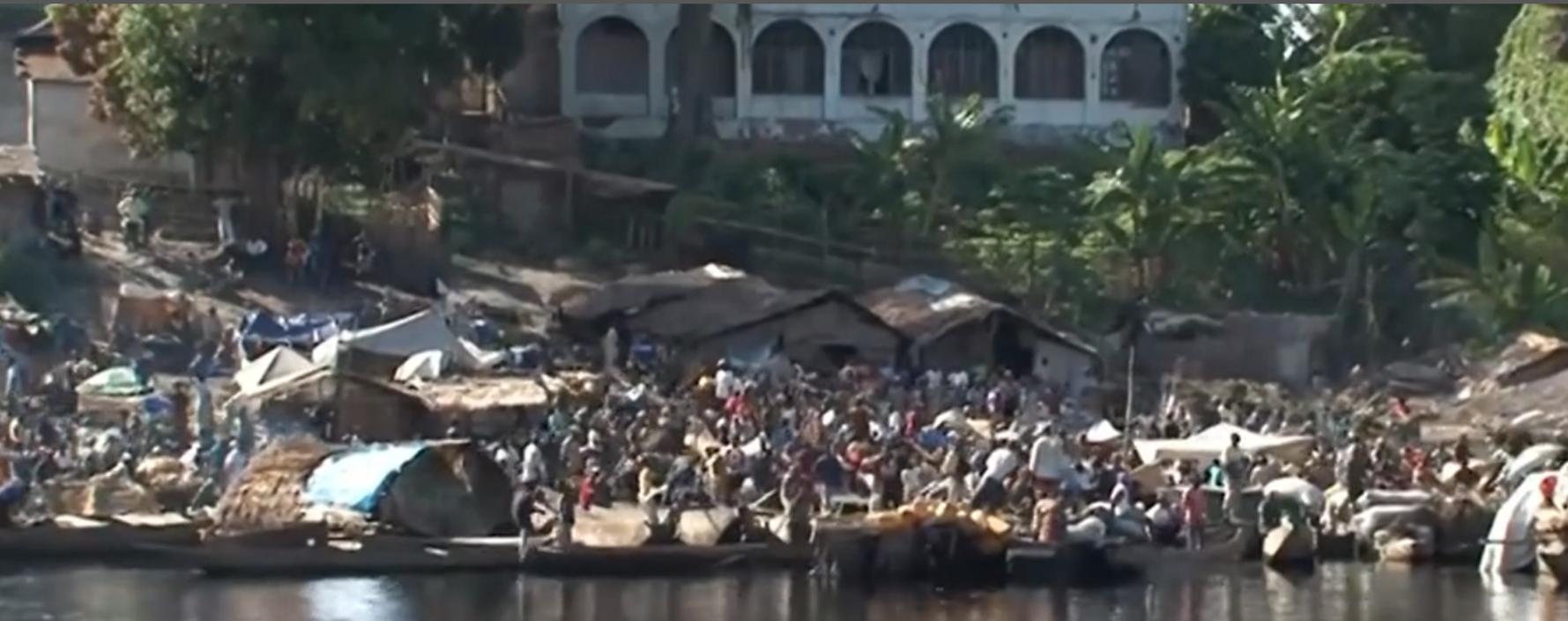 非洲货船严重超载，1700人挤在上面没有厕所，晚上开船用手电照明