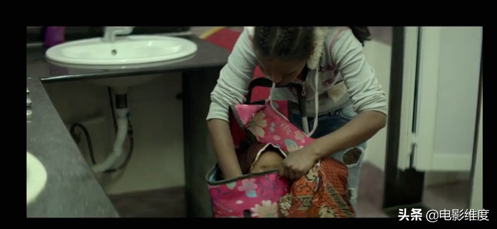 12岁男孩扎因在贫民窟挣扎求生，最后起诉父母生而不养！