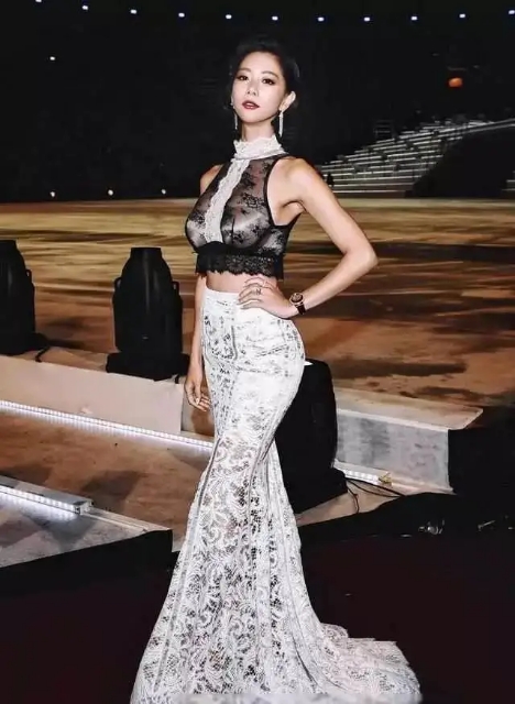 蜜桃臀不流行了，现在女生都宠爱“克拉臀”，穿衣好看，特显气质