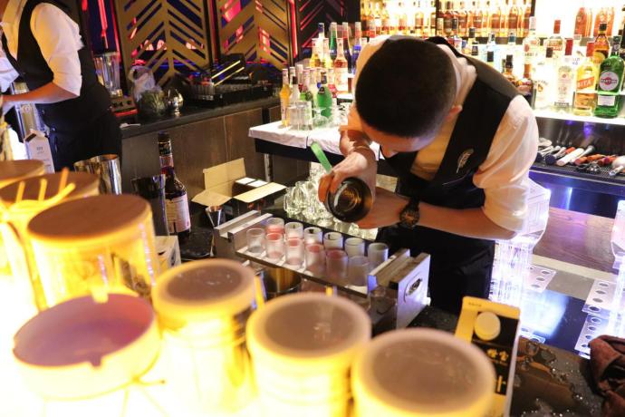 大型超嗨露天酒吧,街区音乐酒吧