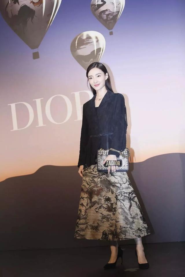 西装配裙子适合哪种发型,中长西装配什么裙子好看