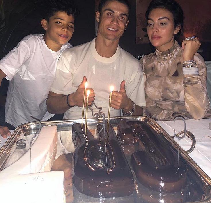 c罗晒与女友乔治娜合影,c罗晒庆生照