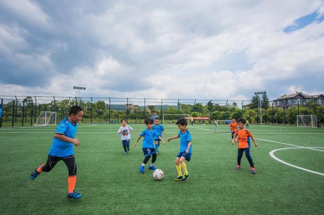 3-7岁小朋友足球训练热身,释放天性训练体适能