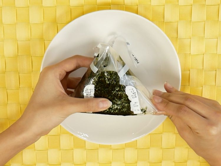 便利店的饭团怎么完整的取下来,便利店的那种饭团包装怎么打开