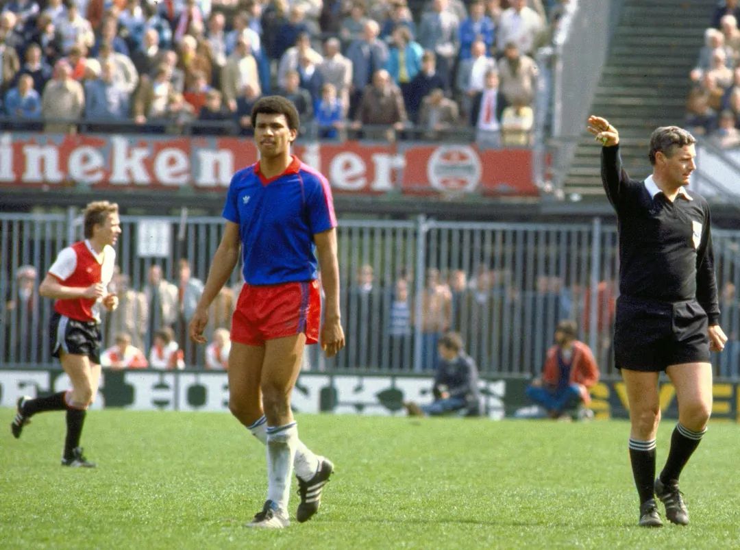 古利特举起欧洲杯,古利特88欧洲杯集锦