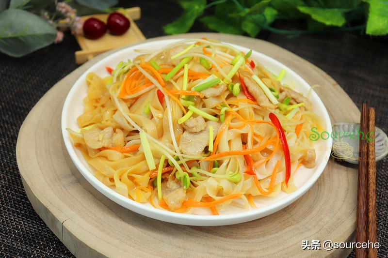 炒河粉摆摊河粉怎么炒不粘锅不碎,炒河粉微微辣