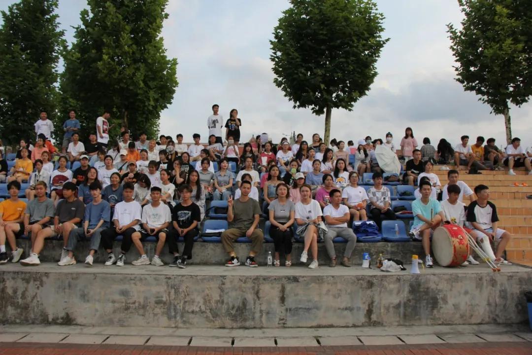 汗水留在足球场,这个夏天绿茵场足球