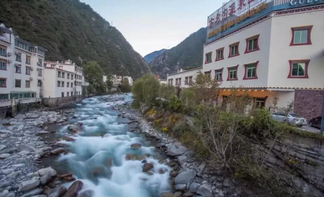 阿坝州又一处绝对秘境,雪山红石全部免费看,成都出发可耍2天!