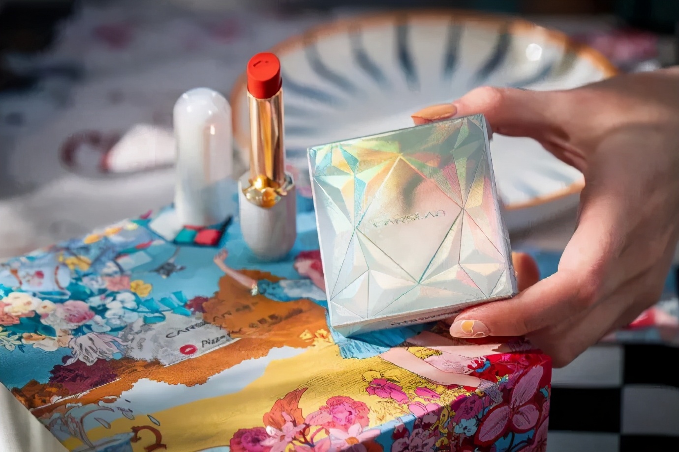 卡姿兰x必胜客的“下午茶”主题彩妆包装，梦回爱丽丝