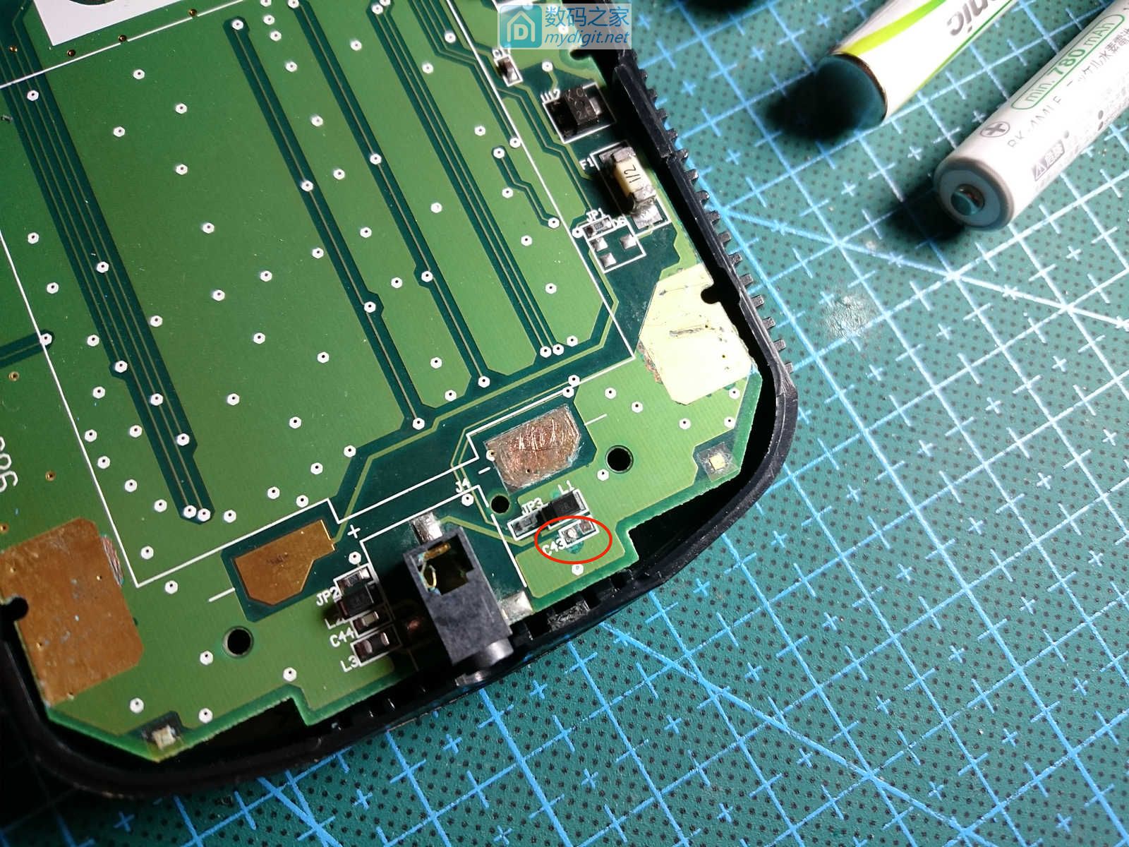 技术大佬秀操作！德州仪器TI-89图形计算器拆机维修及CPU超频