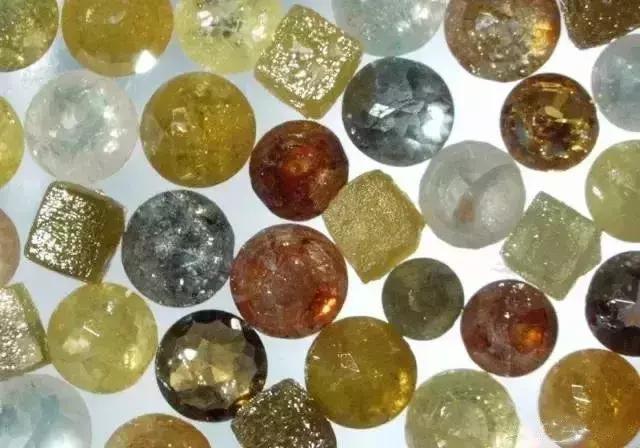 钻石的原石原来长这样,钻石的原石是特别的轻又硬