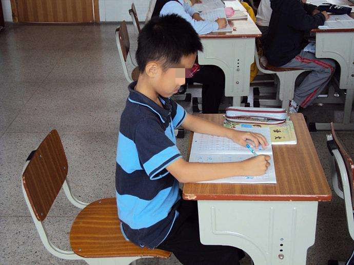 儿子被妈妈罚写作业,孩子被罚抄卷子亲妈直说活该