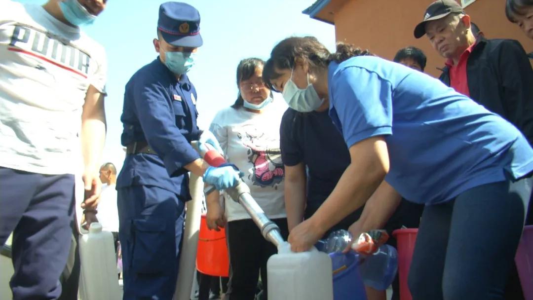 铁岭电厂一号补水管线爆裂银州区大面积停水，相关部门提供64个临时取水点供给居民另有10台消防车送水