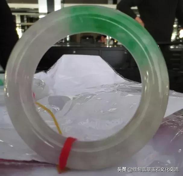 翡翠手镯的水头怎么看好坏,翡翠手镯的基本知识大全