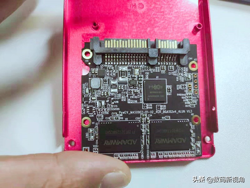 线下买到卡通鳄鱼风格的SATASSD，外貌不扬，性能爆表