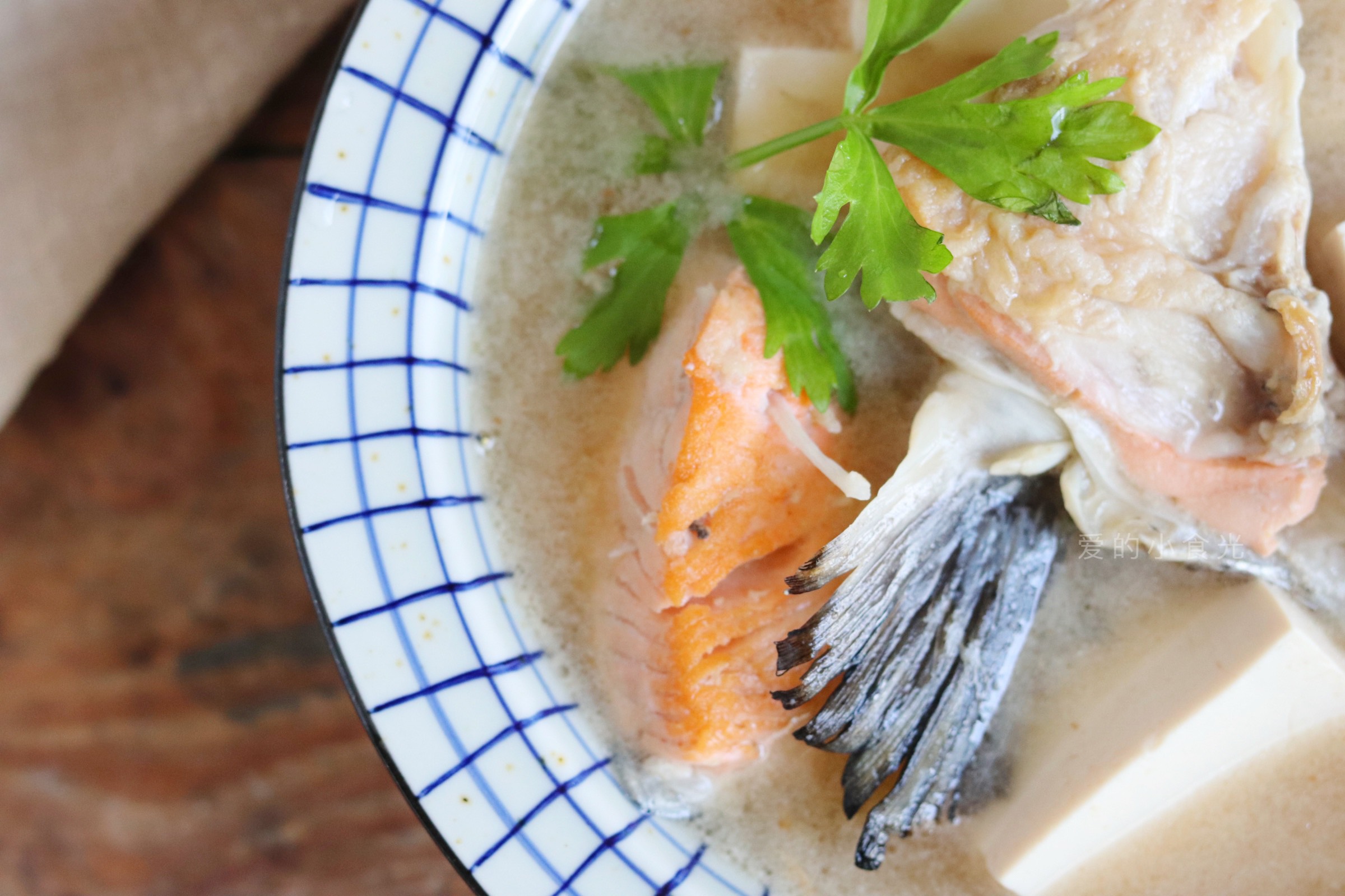 三文鱼头怎么做好吃？我加一勺它做成汤，比酒店厨师长做的还美味