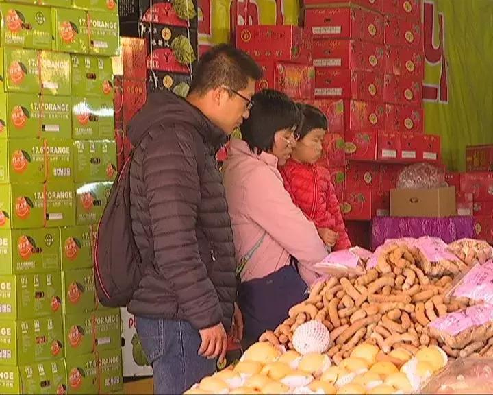 水果批发市场内堵车怎么解决,人多车多路上堵