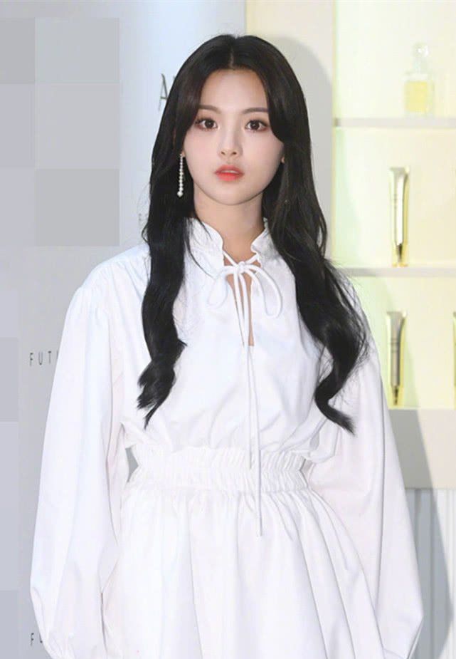 杨超越在韩媒生图下翻车了，娃娃裙穿出“孕妇装”效果，不忍直视