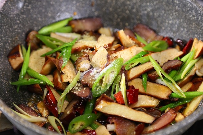 炒腊肉要不要生姜和蒜,炒腊肉要不要加水