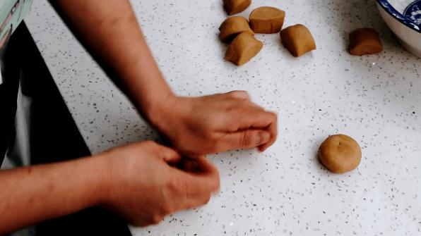 一碗面粉一种糖，教你做家庭版“红糖肚脐饼”，甜而不腻焦香酥脆