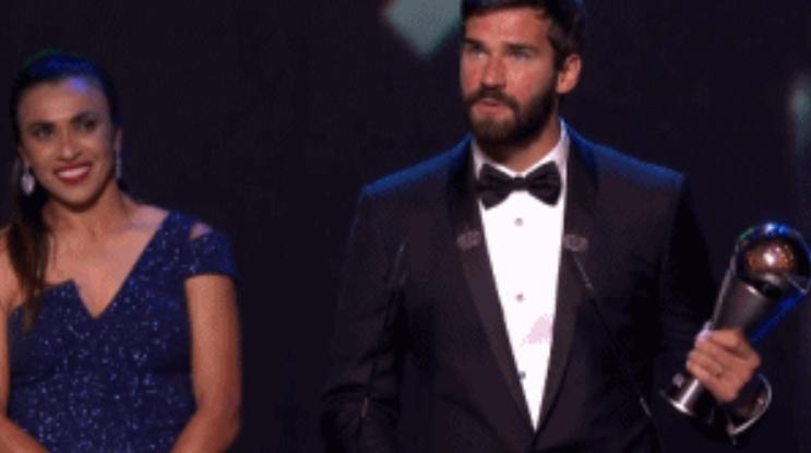 国际足联颁奖典礼梅西发言全过程,梅西当选世界足球先生亨利领奖