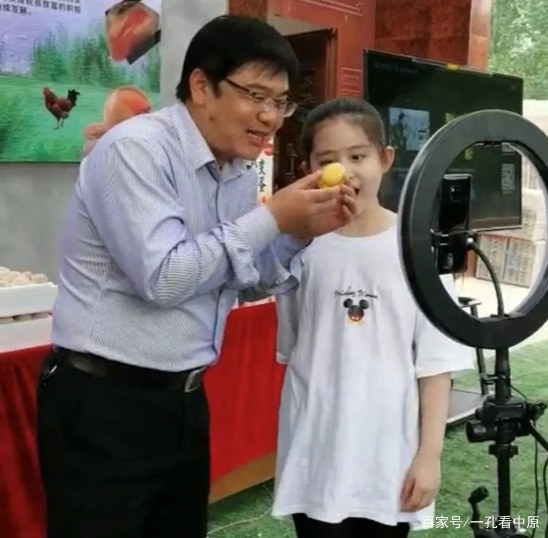 副县长变网络直播,镇长直播卖滞销农产品双黄蛋