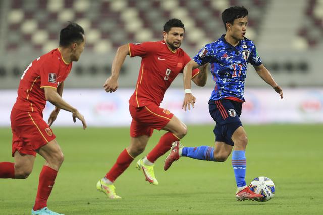 国足不敌日本男足李铁采访,世预赛国足不敌日本