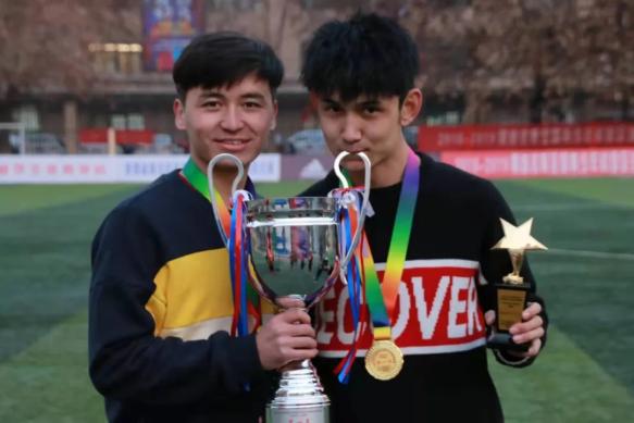 足球女神!高中结缘,她一进大学就成球队经理,如今已是女足队长