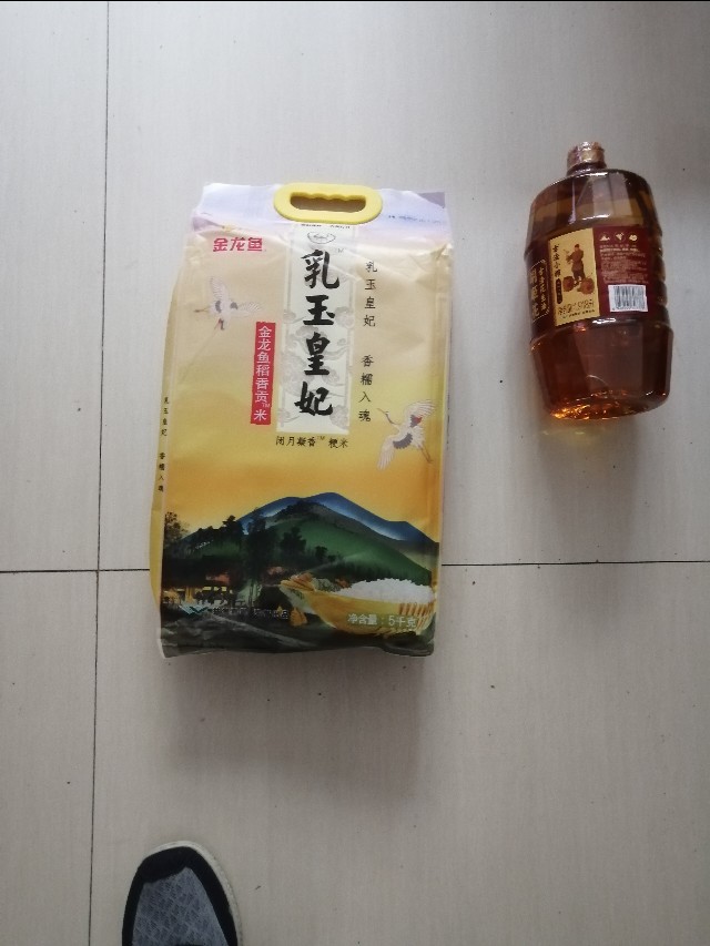 金龙鱼乳玉皇妃稻香贡米,花生油金龙鱼和古法哪个好吃