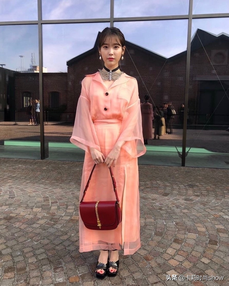 iu的甜美造型真是减龄利器,iu出席活动一袭绿色裙子