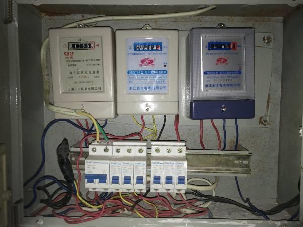 我家电表进线端被接了两根电线,小区楼道电表被偷电谁负责