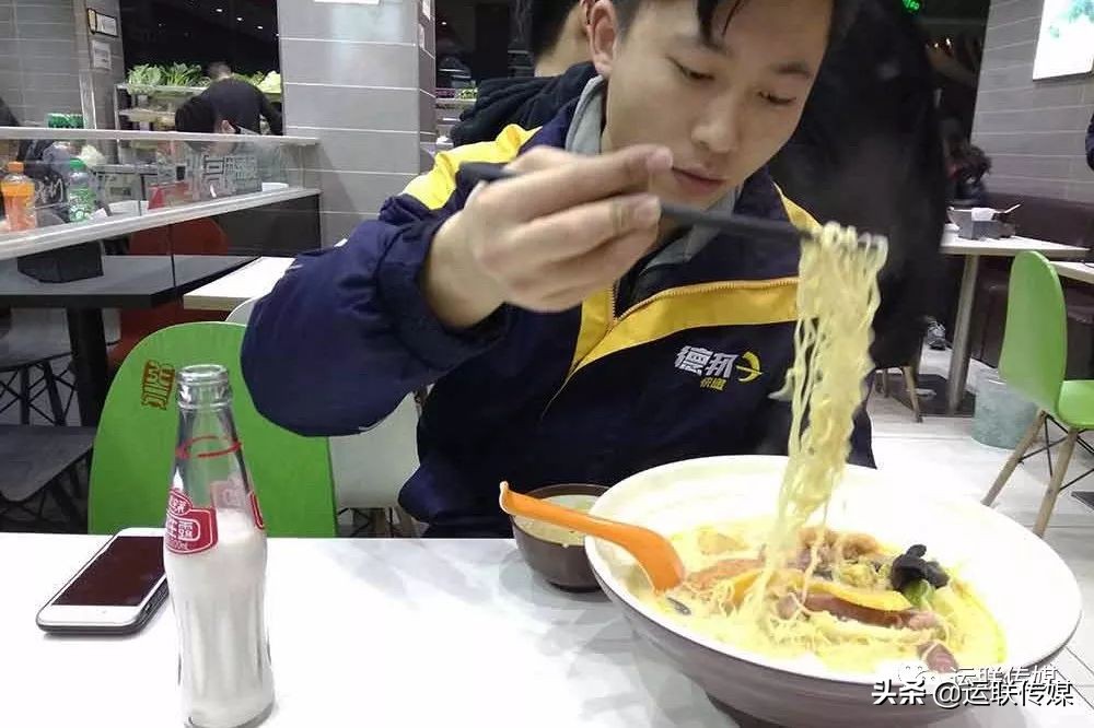 一名快递小哥的故事,物流小哥真实故事