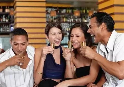 餐饮祝酒词简短精辟句子,服务员高情商祝酒词