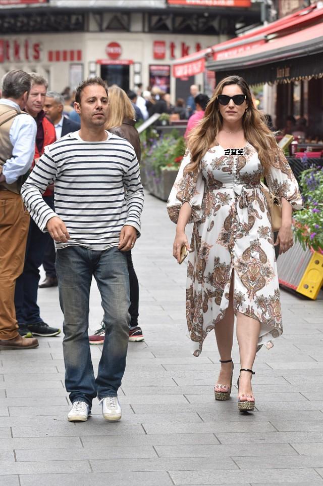 足球宝宝大变身,足球宝贝小姐姐变装曼联