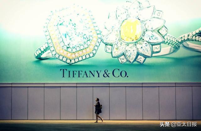 女子被男友求婚,男友求婚钻戒假的