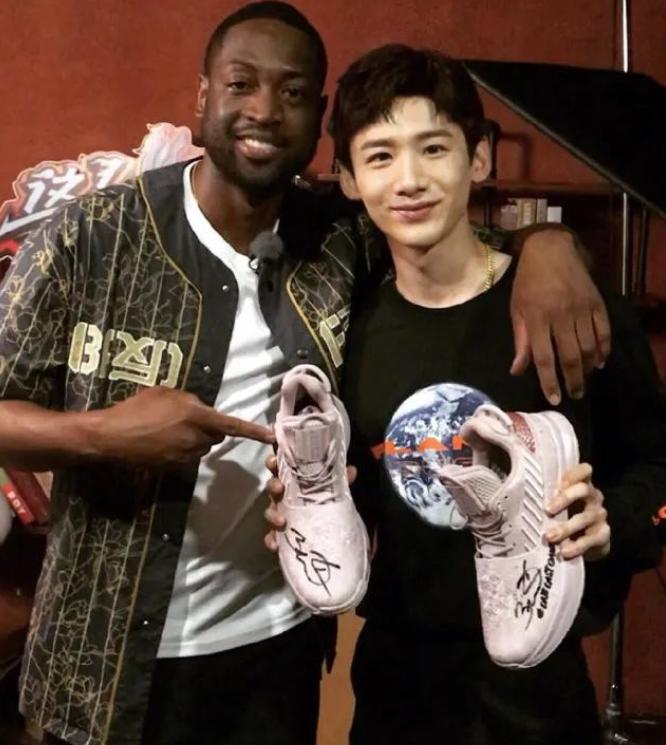 白敬亭代言的安踏鞋的同款,白敬亭同款安踏霸道篮球鞋灰色