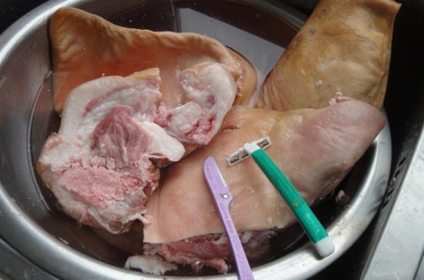 猪皮上猪毛怎么处理干净,猪皮上有猪毛用什么办法能拔净