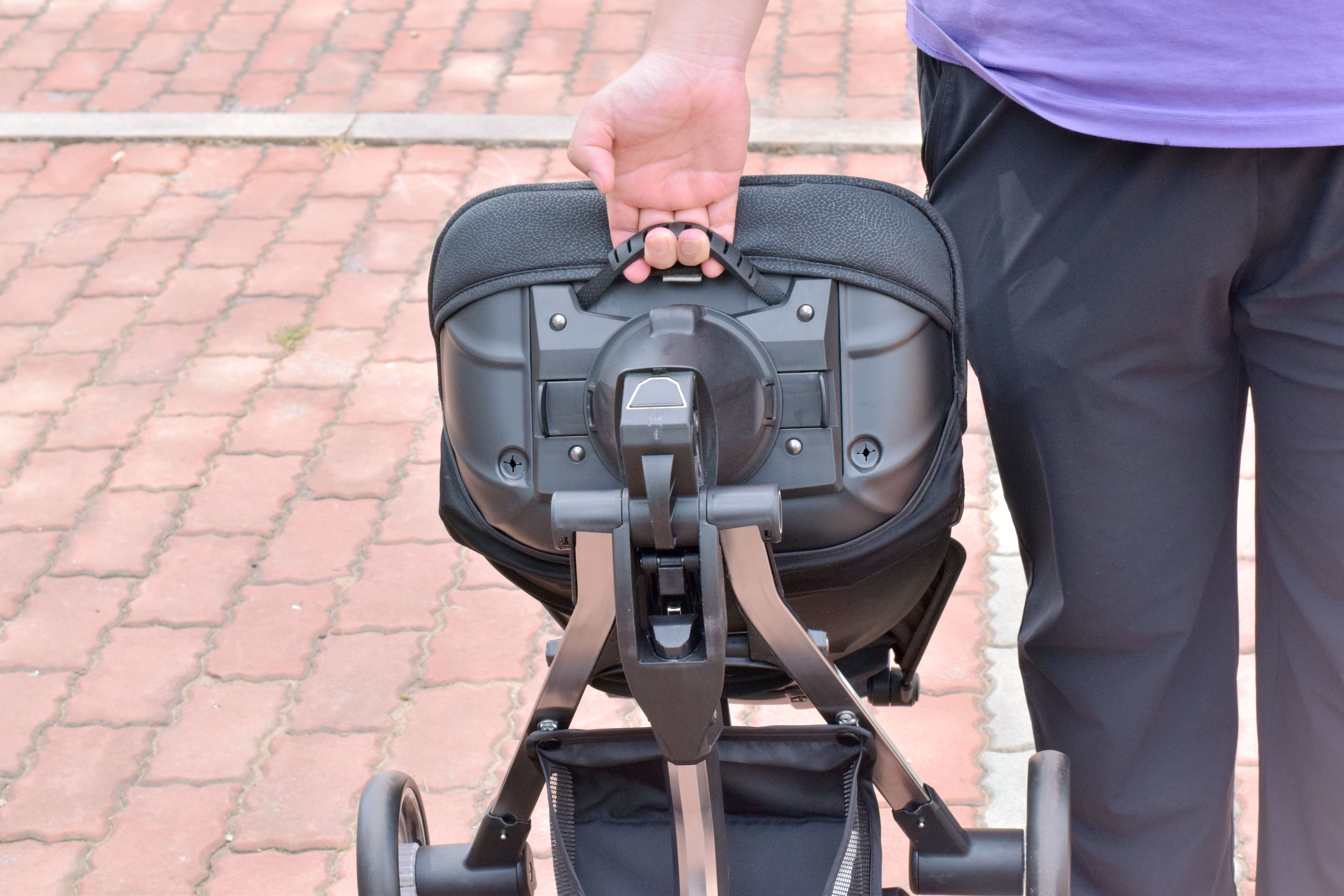 防侧翻设计，单手开合，小米推出首款轻便溜娃车，网友：价格合理