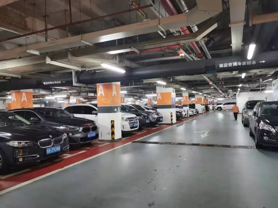 年销售额32亿！一个体育老师打造的商场，在深圳竟火了11年