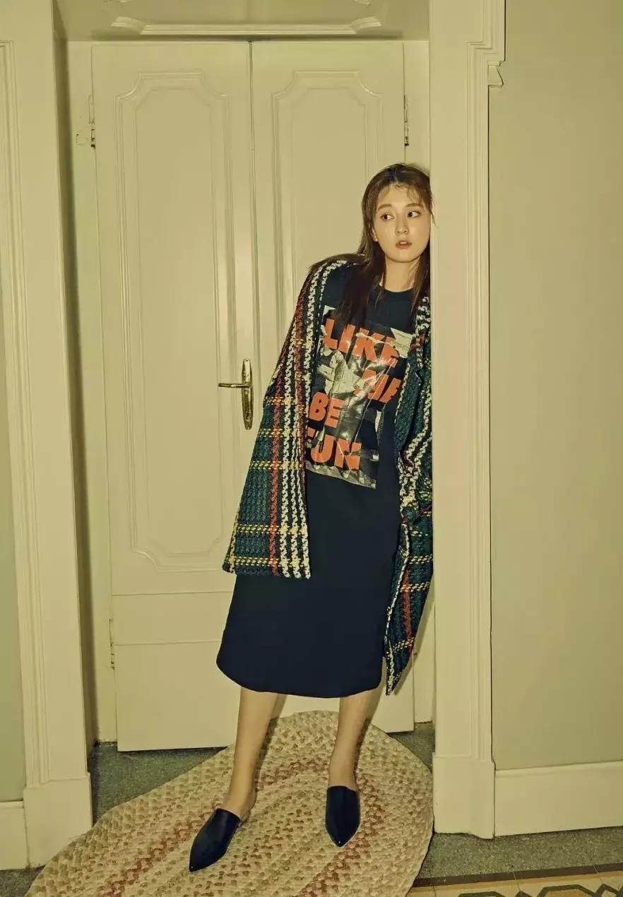 刘雯、倪妮不费力就很时髦原来是脚上的拖鞋太美了