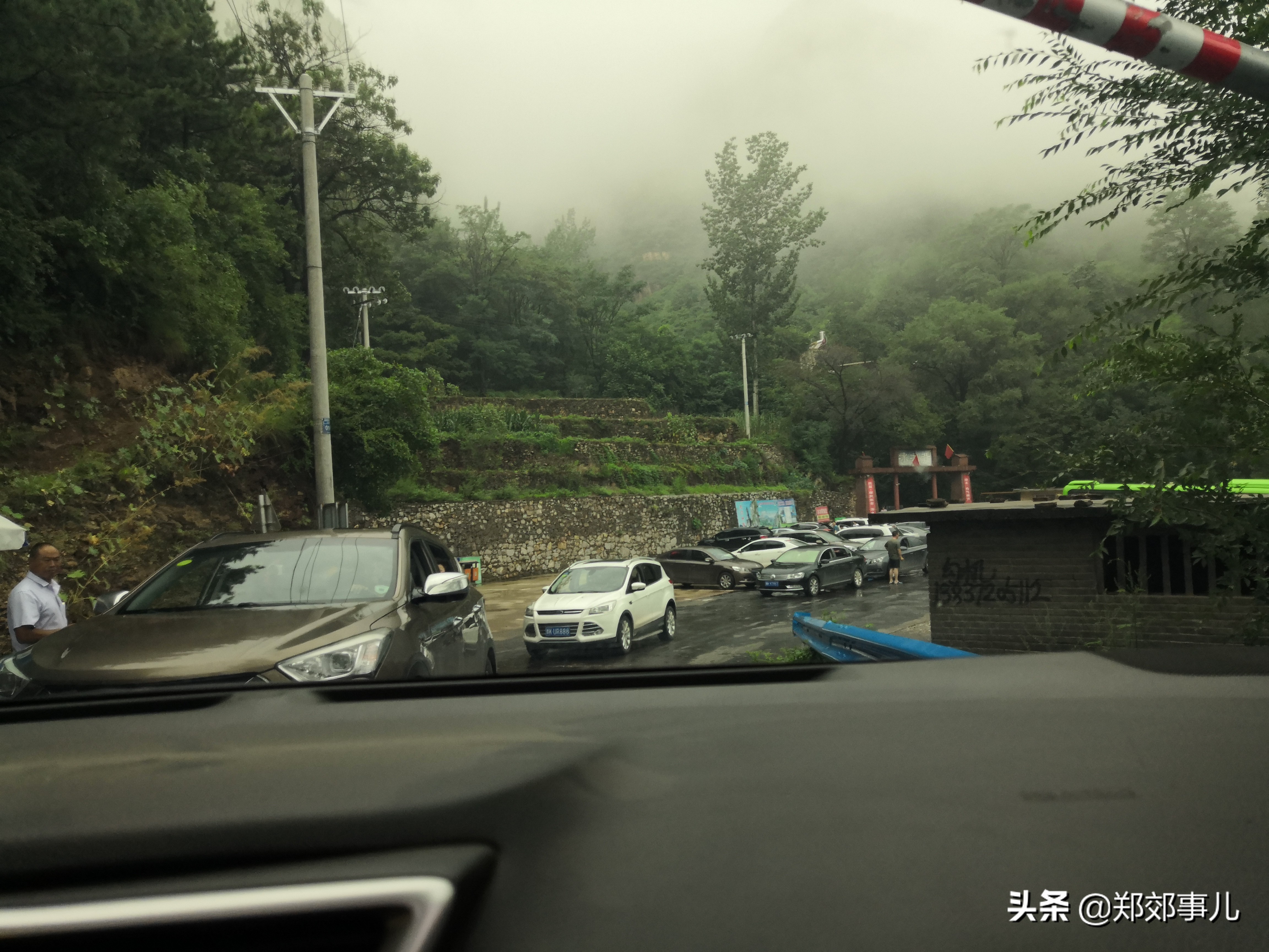 途径林州冰冰背，30元门票，还要出钱租大衣，出来人说就一洞别去