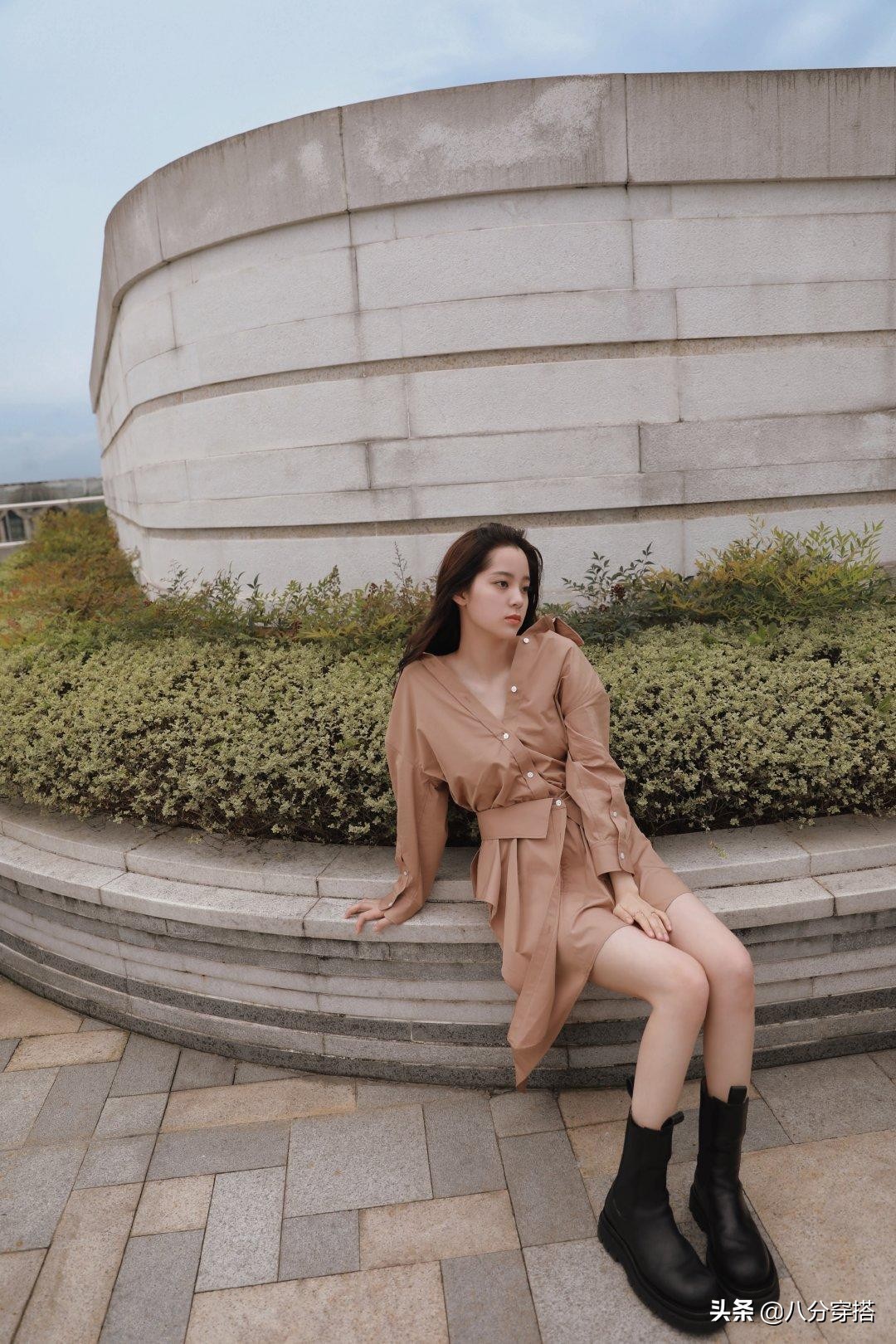 欧阳娜娜年纪虽小,品味却很好,一袭浅棕色衬衫连衣裙飒爽不羁