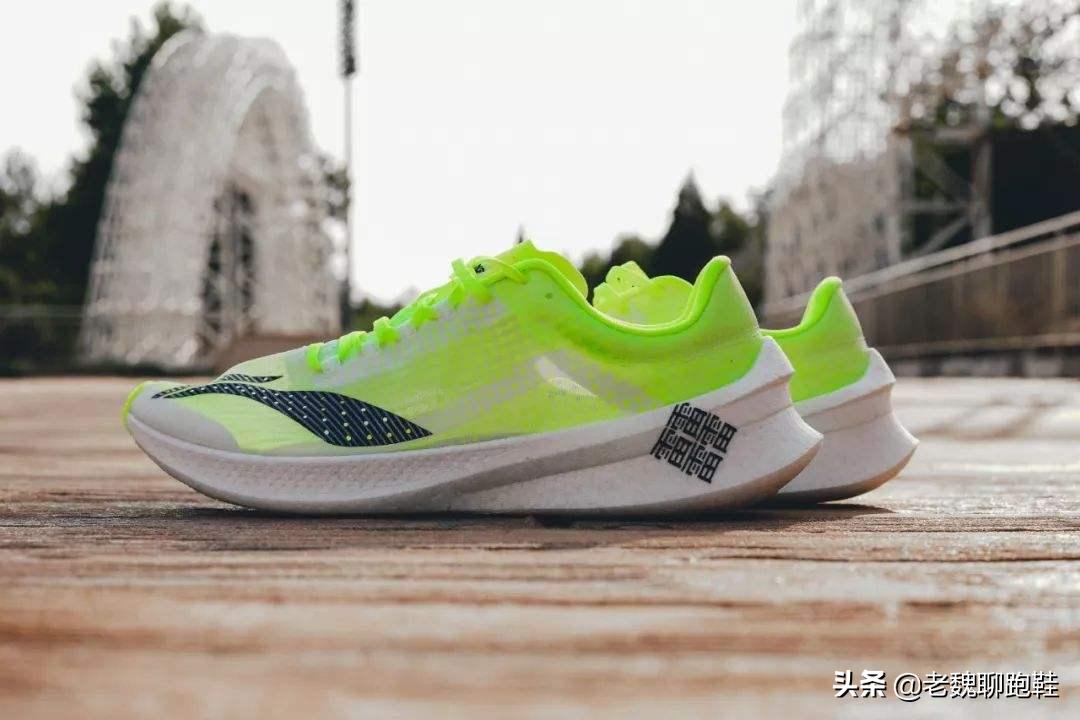 是李宁的飞电好还是高配版绝影好,是李宁的跑鞋好还是耐克的跑鞋好