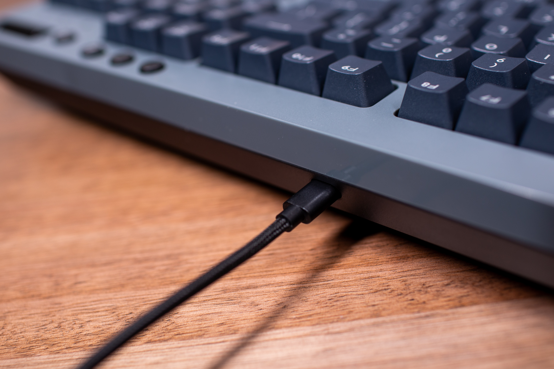 无线机械键盘带幻彩,无线机械键盘没有延迟吗