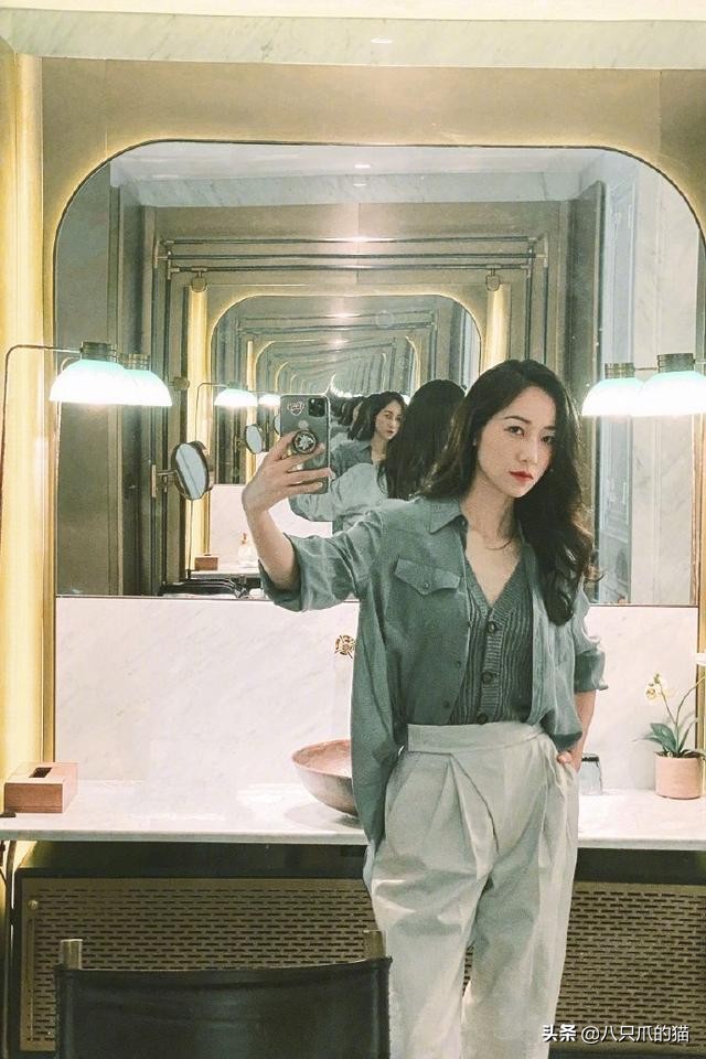 韩雪自拍照真飒，单手插进裤兜，还把衬衫下摆塞下装，真会摆pose