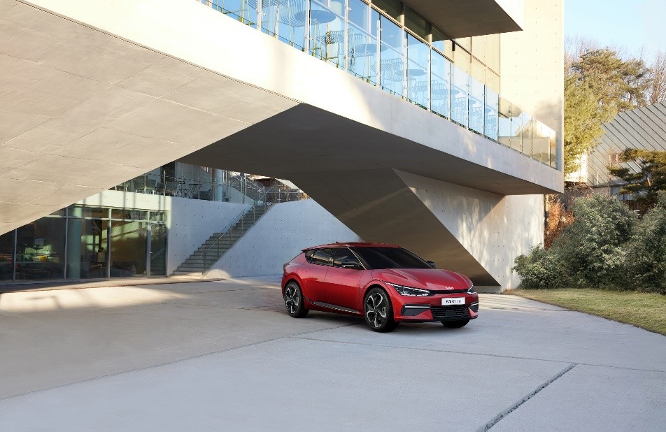 起亚ev6海外试驾,起亚ev6全球首秀配超高速充电功能