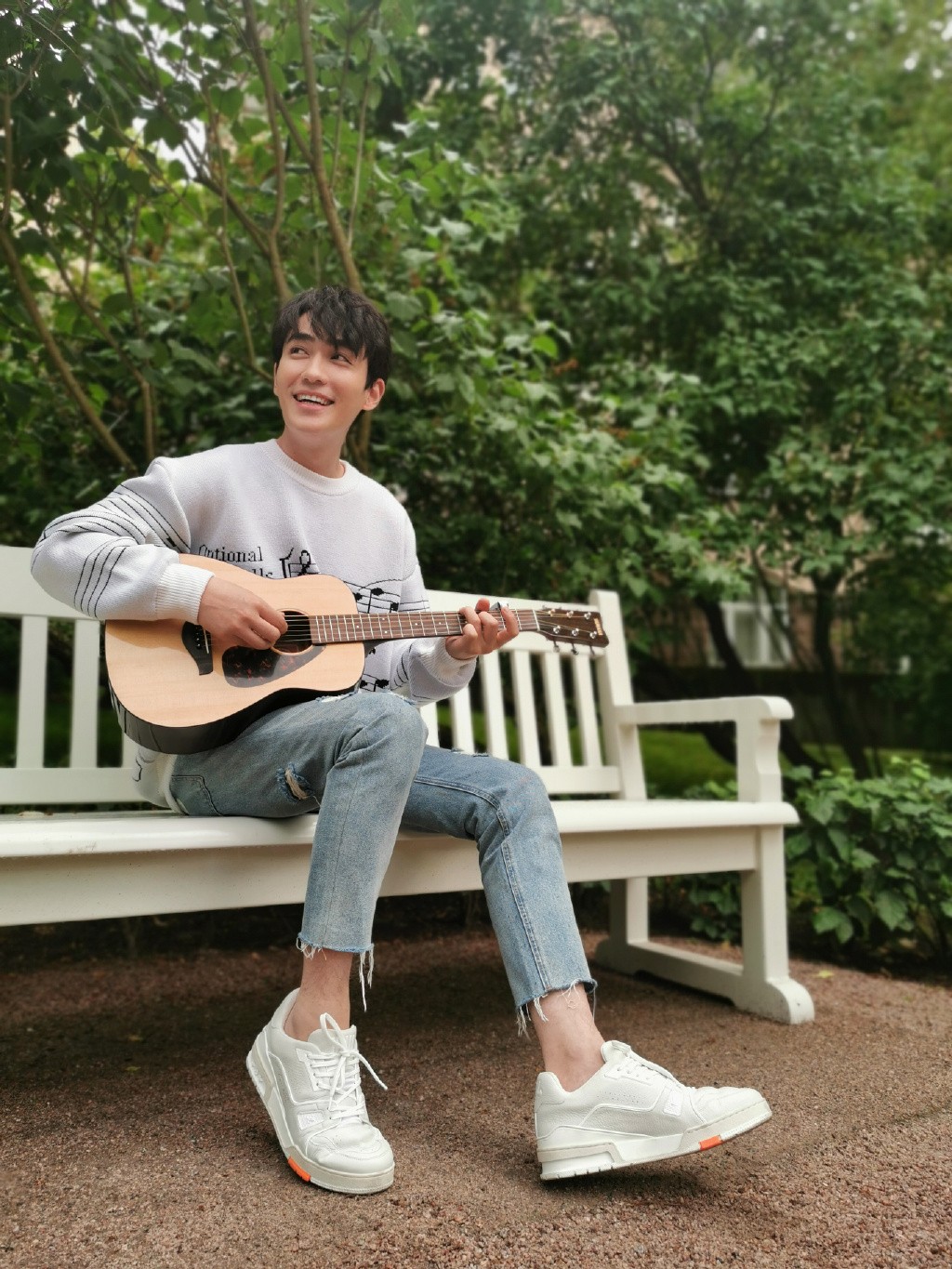 朱一龙黑色西装写真,朱一龙蓝色西服写真