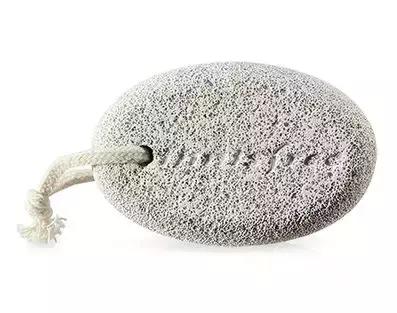 啊呀！你的脚后跟看起来糙得像位“真正男子汉”