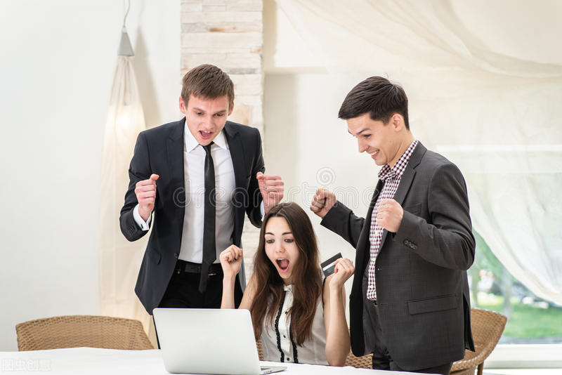 曾经一起学瑜伽的同学，因为我选了做物业管家，嘲笑我职业可怜